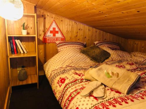 une chambre avec un lit dans une pièce en bois dans l'établissement Cosy duplex with Hammam-Steamroom in Rochebrune, à Megève