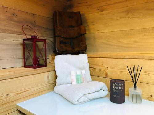 Cette chambre est dotée d'un mur en bois avec des serviettes et une lanterne. dans l'établissement Cosy duplex with Hammam-Steamroom in Rochebrune, à Megève