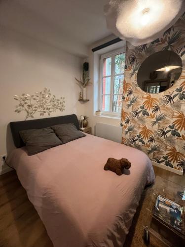 - un ours en peluche assis sur un lit dans une chambre dans l'établissement Casa Nostra - T1 - Terrasse privative, à Toulouse