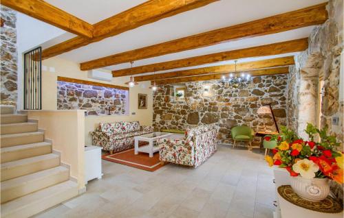 salon z kanapami i kamienną ścianą w obiekcie 4 Bedroom Lovely Home In Garica w mieście Garica