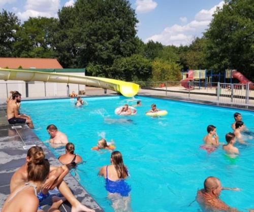 eine Gruppe von Menschen in einem Schwimmbad in der Unterkunft chalet 16 de tien heugten drenthe in Schoonloo