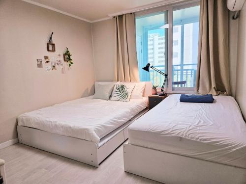 Ένα ή περισσότερα κρεβάτια σε δωμάτιο στο Staycation
