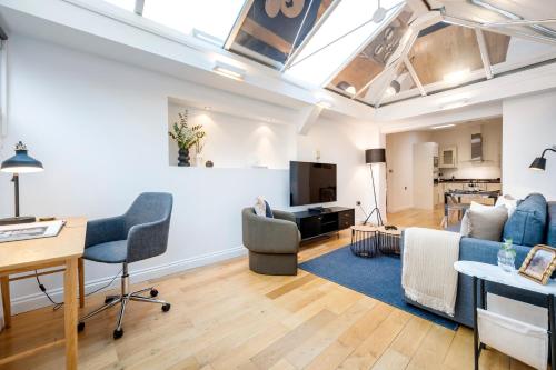an open living room with a desk and chairs at 2 Bedr, 3 Beds, 2 Bath Covent Garden 3-min subway in London