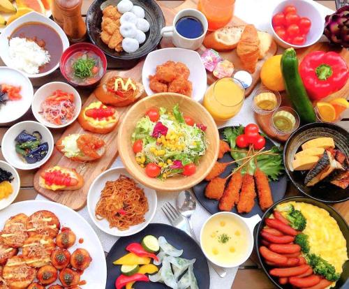 een tafel met veel borden eten erop bij SARASA HOTEL Shinsaibashi in Osaka