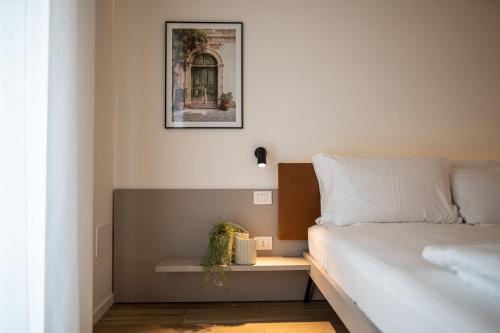 a bedroom with a bed and a plant on a table at Residence Canova in Spinea