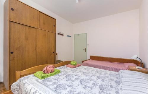 Ένα ή περισσότερα κρεβάτια σε δωμάτιο στο Cozy Apartment In Lovrecica With Wifi