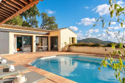 une piscine dans l'arrière-cour d'une maison dans l'établissement Villa 10p Vue Mer Grande Piscine et Dépendance, à La Londe-les-Maures