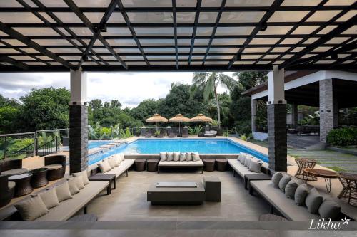 Bazén v ubytování Likha Wellness Resort nebo v jeho okolí