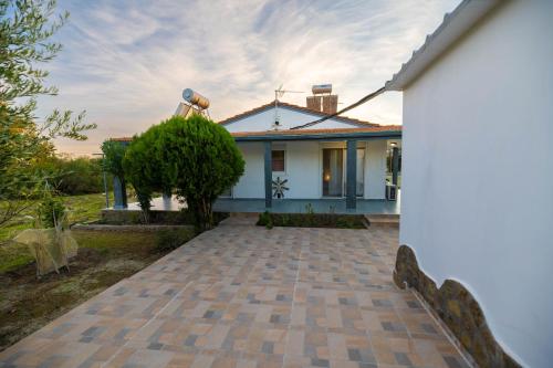 ゲンナジーにあるVilla Hara Kiotariの煉瓦造りの白屋