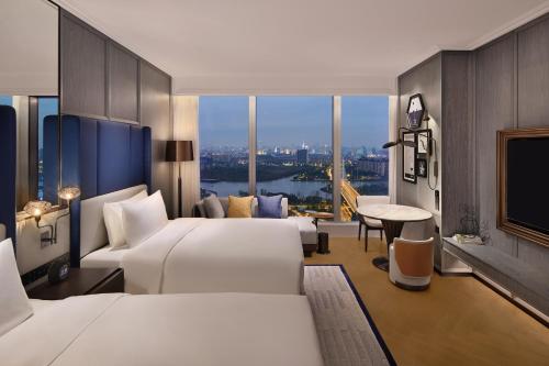 Ένα ή περισσότερα κρεβάτια σε δωμάτιο στο Le Meridien Nantong