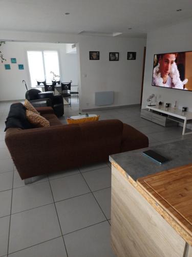 Televisyen dan/atau pusat hiburan di loue 2 chambres individuellemet chez l hote