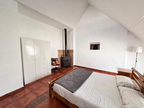 sypialnia z łóżkiem, biurkiem i krzesłem w obiekcie Villa Casa Vega Fuengirola w mieście Fuengirola