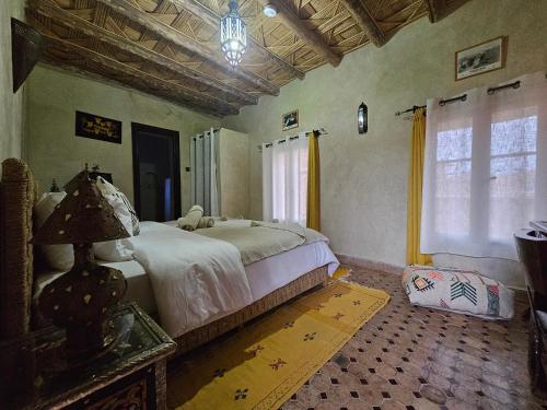 a bedroom with a large bed in a room at Kasbah La Cigogne in Aït Ben Haddou