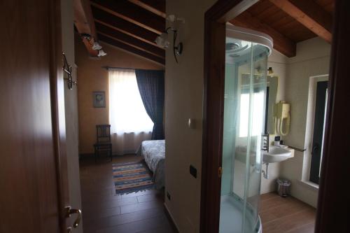 a room with a door leading to a bedroom at Casa San Marco in Castelnuovo del Garda