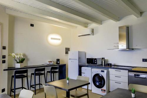 a kitchen with a table and chairs in a room at Appartamento immerso nella natura con parcheggio - Viola in Sòis