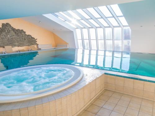 Bazén v ubytování Strandnahe Fewo inkl Pool, Whirlpool, Sauna & Strandkorb 234 nebo v jeho okolí
