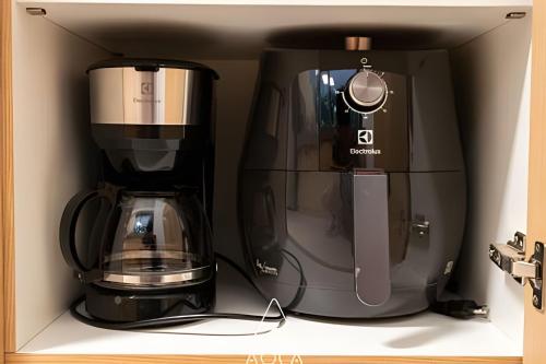 a coffeemaker and a coffee maker in a box at Villa Naluri - Seu Refúgio a 50 metros da praia em Japaratinga in Japaratinga
