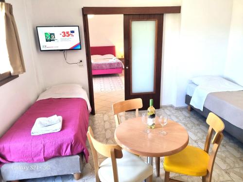Postel nebo postele na pokoji v ubytování Arhodiko Hotel