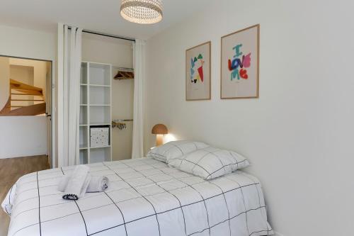 - une chambre blanche avec un grand lit blanc dans l'établissement Maison Joseph - Chambre 2, à Saint-Jacques-de-la-Lande