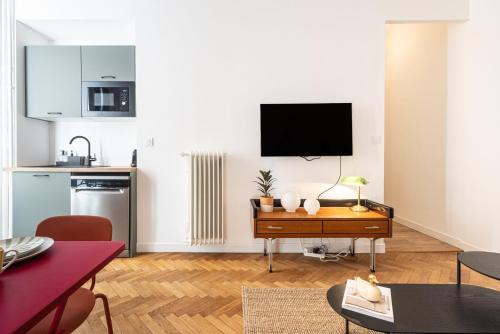 un salon avec une télévision à écran plat sur un mur dans l'établissement Shopping et Détente au Centre Ville de Nice !, à Nice