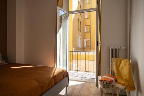 une chambre avec un lit et une vue sur un immeuble dans l'établissement Shopping et Détente au Centre Ville de Nice !, à Nice