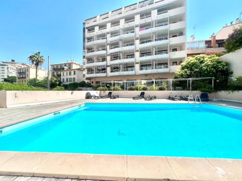 PISCINE Plages à 100 m, palais des festivals à 15mn à pied dans la banane