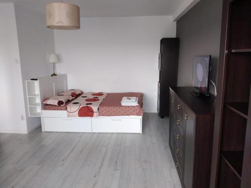 En eller flere senge i et værelse på Superb 1BR apartment with Air Conditioner