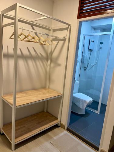un baño con ducha y WC en Silpasala StayZ, en Sathani Ban Hua Mak
