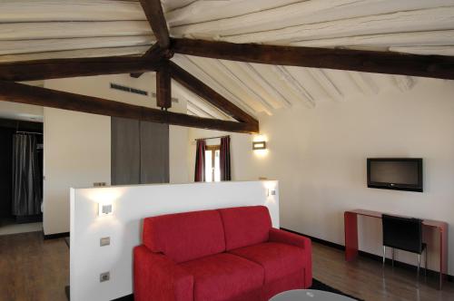 A television and/or entertainment centre at Hotel Cienbalcones