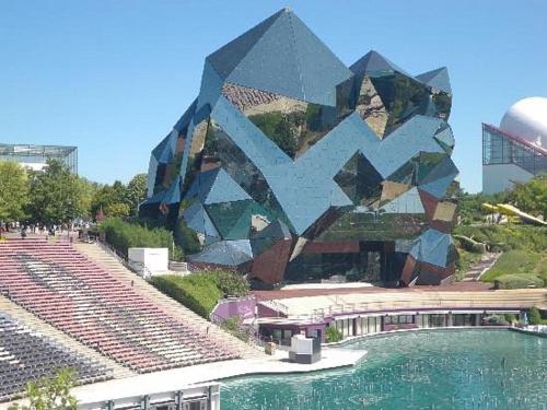 un bâtiment avec une peinture sur le côté dans l'établissement Le Coin des Hortensias, à La Puye