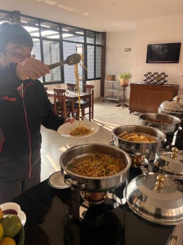 Comida en o cerca de este hotel