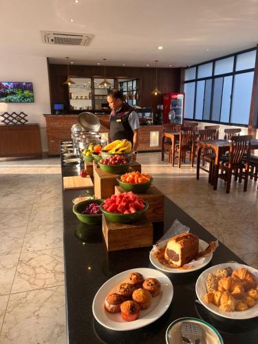 Comida en o cerca de este hotel
