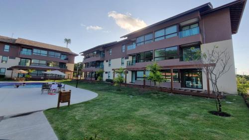 an apartment building with a courtyard and a pool at Apto Luxo - Praia dos Carneiros in Praia dos Carneiros