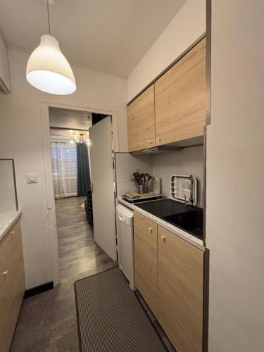 une cuisine avec un évier et un plan de travail dans l'établissement Studio cosy 5 personnes aux pieds des pistes., à Saint-Étienne-en-Dévoluy