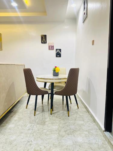 Zona de estar de Glamorous 2 Bedroom at Wuse 2 Abuja with 24hr Power WIFI NETFLIX