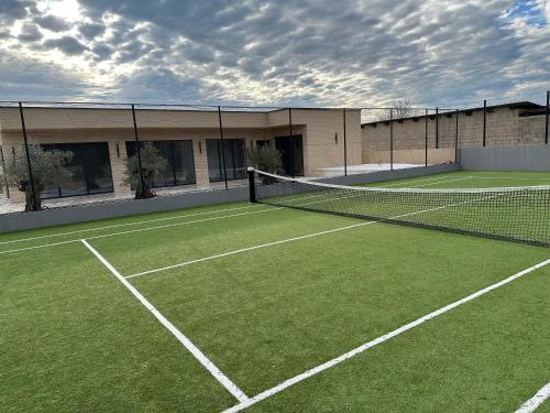 Tenis a/nebo squash v ubytování Villa Tina with Swimming Pool, Tennis court, Games room, Sauna, Gym, BBQ nebo okolí