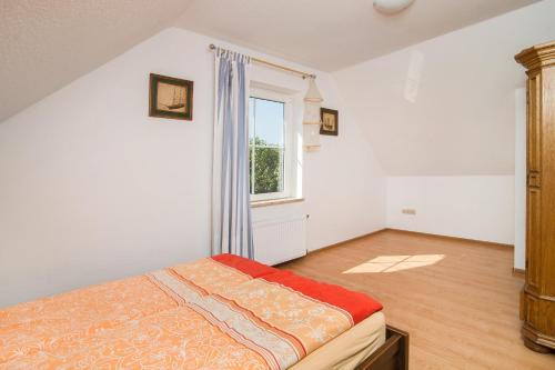 a bedroom with a bed and a window at Sun Village Domki in Stegna
