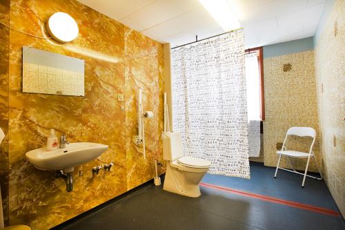 uma casa de banho com um WC e um lavatório em Pension Elmehøj em Hjertebjerg