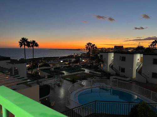 SEA VIEW 2BR TOPLOCTAION Heated pool 5 min to beach