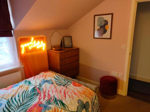 Ένα ή περισσότερα κρεβάτια σε δωμάτιο στο Cosy flat in town centre