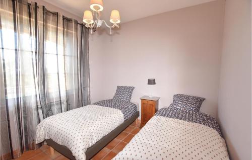 deux lits jumeaux dans une chambre avec fenêtre dans l'établissement Cozy Home In Cairanne, à Cairanne