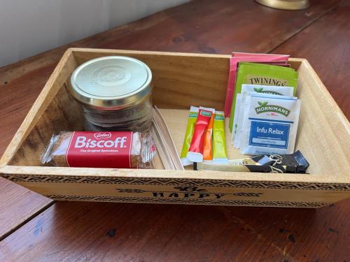 une boîte contenant un pot de nourriture et d'autres articles dans l'établissement Les Oliviers !, à Montpon-Ménestérol