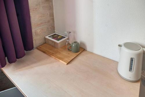Příslušenství pro přípravu čaje a kávy v ubytování Stadtzimmer Im Entenmoos