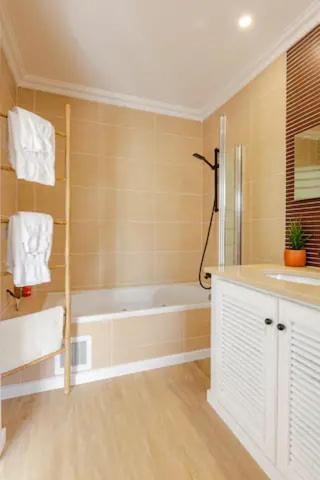BrisaMarVilas Sea view, 5 min Walk to Town & Beach 12e13