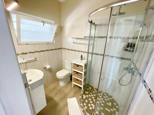 スワコプムントにあるLoewenhof Seaview Suites Unit 7のシャワー、トイレ、洗面台を備えたバスルーム