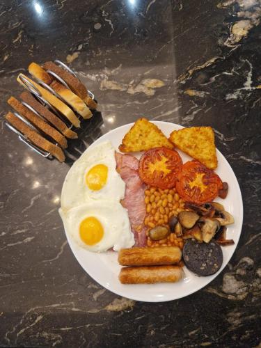 麦克尔斯菲尔德Oakenclough Hall的一盘早餐，有鸡蛋、面包和西红柿。