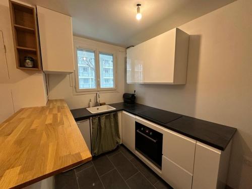 une cuisine avec un évier et un plan de travail dans l'établissement Apartment - 2 rooms - Malakoff, à Malakoff