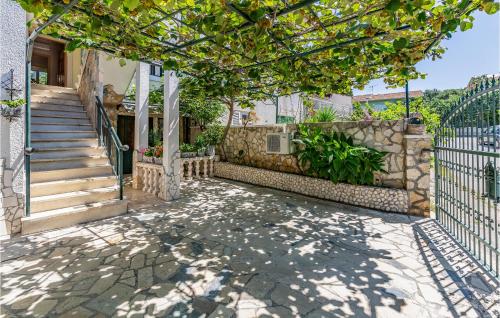 2 Bedroom Cozy Apartment In Pula