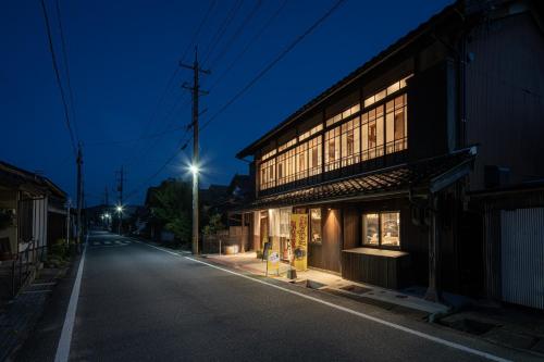 an empty street at night with a building at 法勝寺温泉 別館 