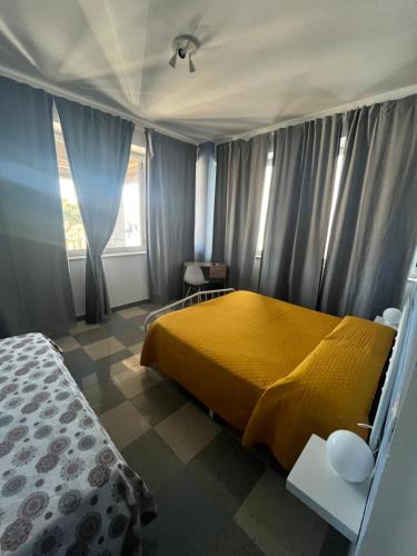 una camera con letto giallo e finestra di Harmony Station a Catania